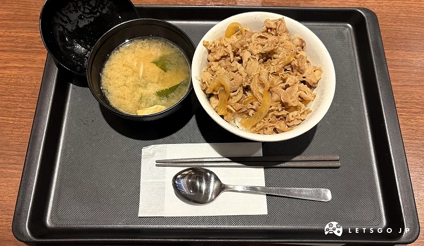 聽到自己的號碼後,拿食券到櫃檯領取牛丼